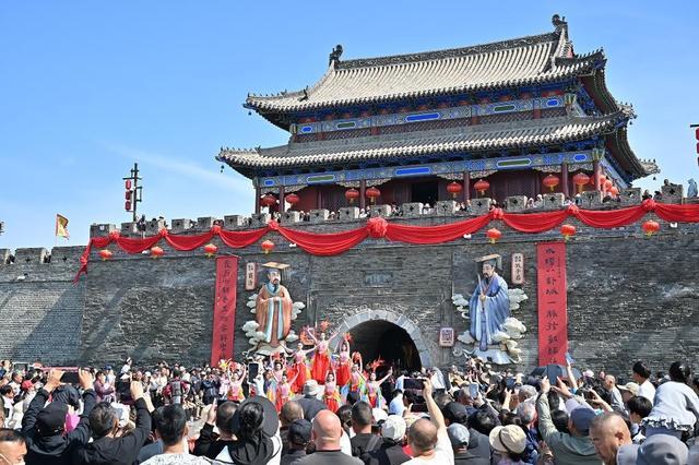 5月1日，旅客在河南商丘古城拱阳门前不雅看开城门庆典。新华社图