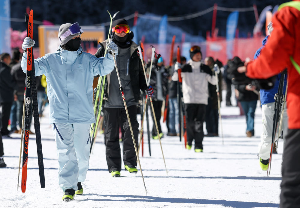 2026年1月5日，滑雪爱好者在四川阿坝州理县毕棚沟滑雪场准备滑雪。新华社记者 江宏景 摄