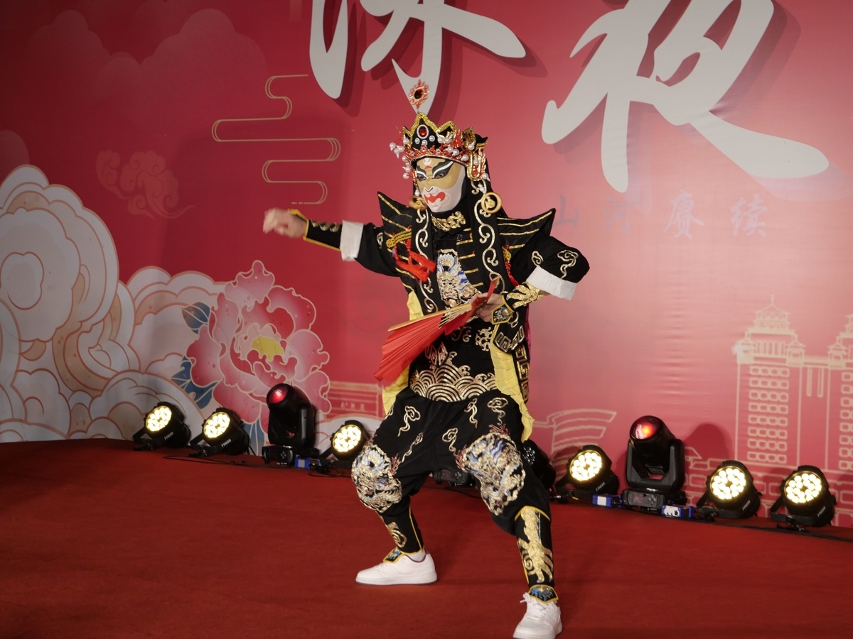 主舞台进行川剧变脸表演节目。 马琳果摄.JPG