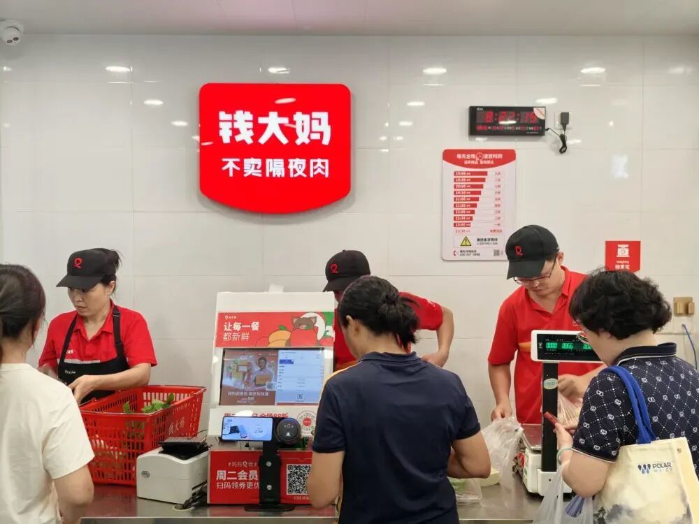 ● 排队结账的顾客