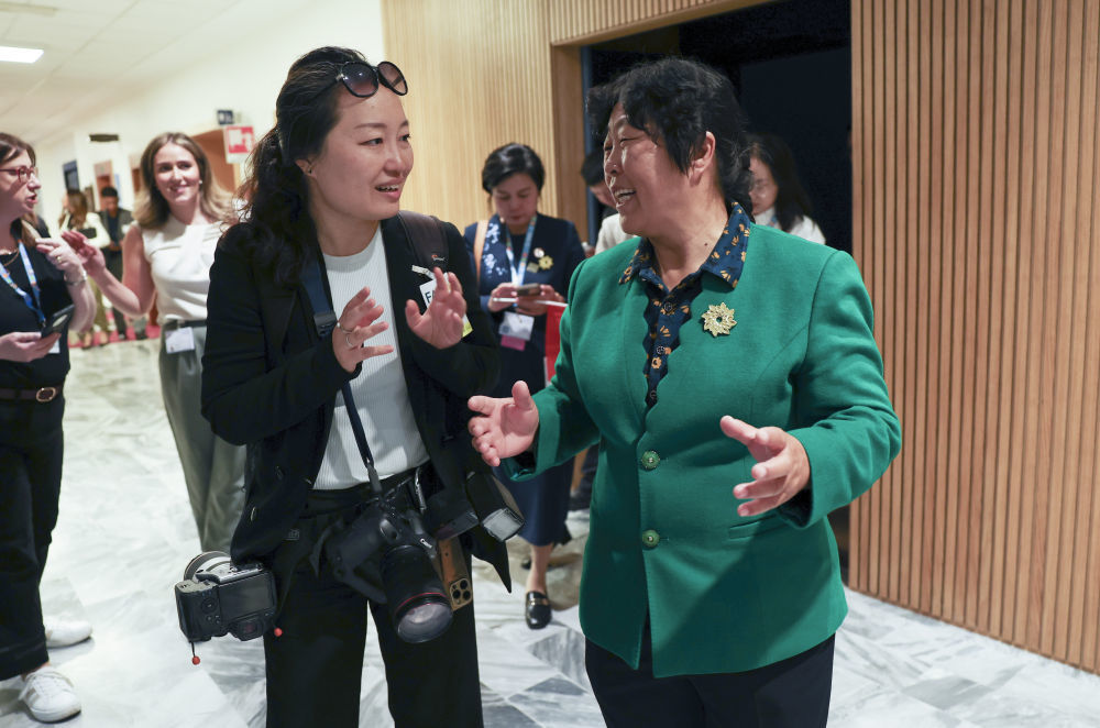 10月15日,在位于意大利罗马的联合国粮食及农业组织总部,李京(左)与殷玉珍交流。新华社记者 王楷焱 摄