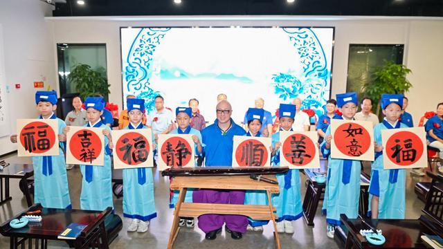 古琴演奏及小书法家作品展示。