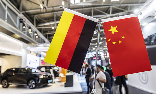 当地时间2023年9月6日,德国慕尼黑,慕尼黑车展上的中国国旗和德国国旗。