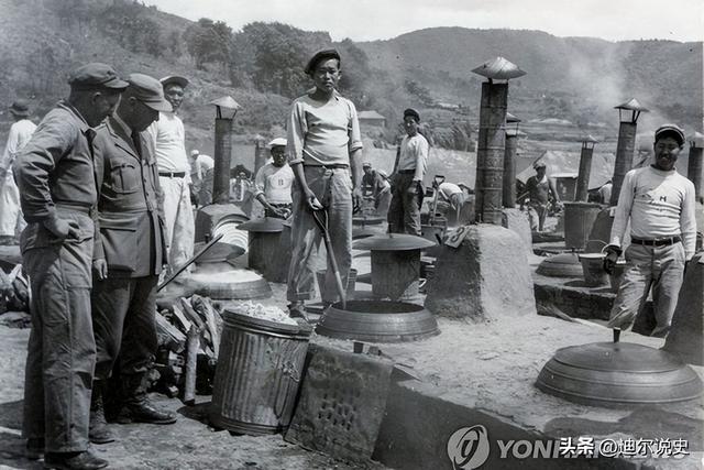 巨济岛战俘营中人民军战俘炊事员炒菜用的土灶和铁锅