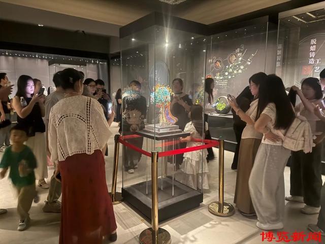 游客在淄博陶瓷琉璃博物馆参观。
