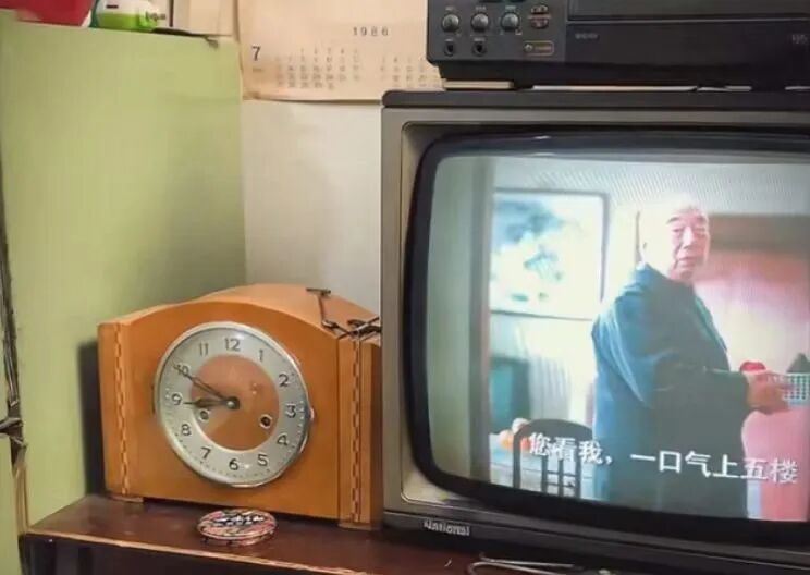 曾经的哈药的广告如同春晚台词般深入人心,几乎所有90年后都熟悉的哈药经典广告中的那句, 一口气上五楼