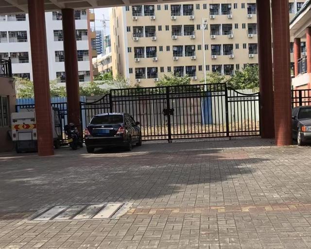 学生表示学校直接用铁皮将西北门封了
