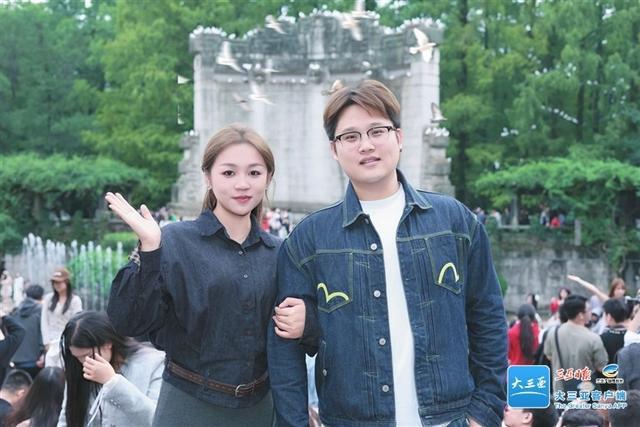 黄先生和孙女士旅行合影。