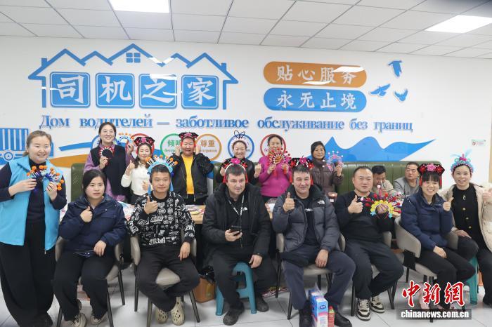 在阿拉山口市艾比湖镇的“中哈国际司机之家”里，当地举办“非遗润初心&middot;文化共交融”京剧发簪手工制作体验活动。(资料图)刘潇涵 摄