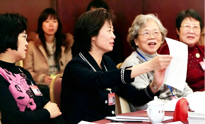 2006年3月，敬一丹（左二）委员在全国政协十届四次会议小组讨论会上发言。人民政协报记者 姜贵东 摄