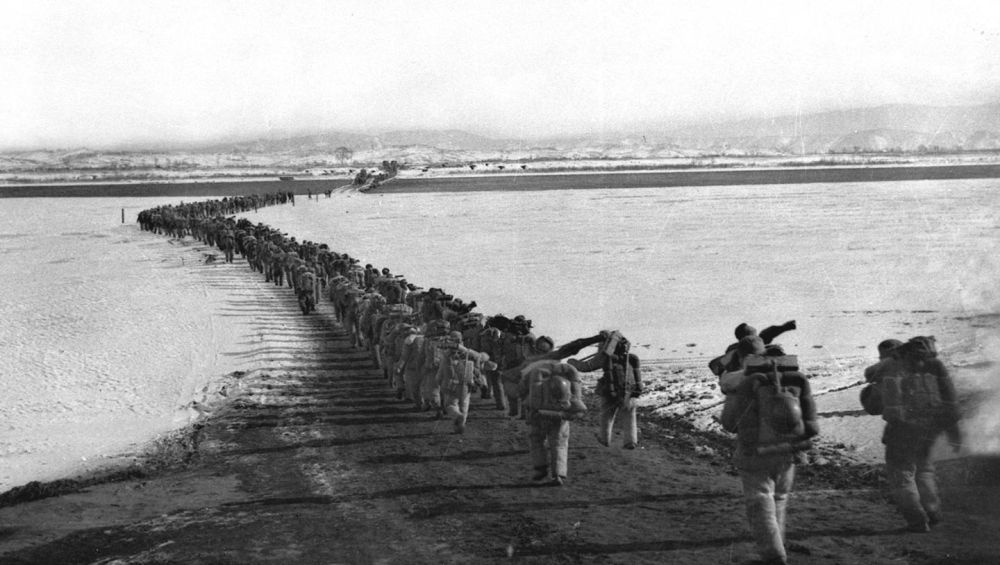1950年10月,中国人民志愿军跨过鸭绿江,和朝鲜人民一道共同抗击侵略者。(资料照片)