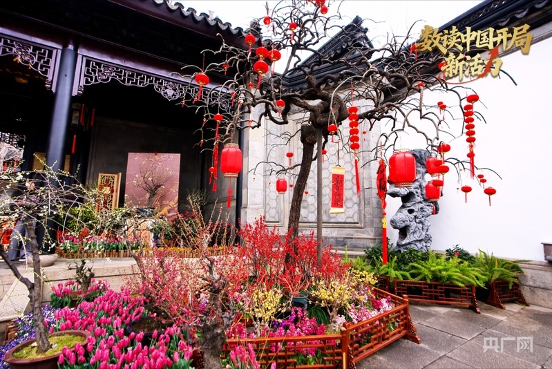 狮子林挂上红灯笼（央广网记者 吕倩媛 摄）