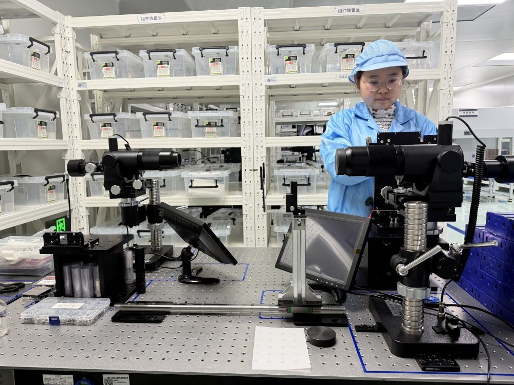 2月24日,在位于北京市昌平区国际医疗器械城的图湃医疗北京产业总部几何光学系统装调间内,光学装调师正在装调精密镜头组。(受访者供图)
