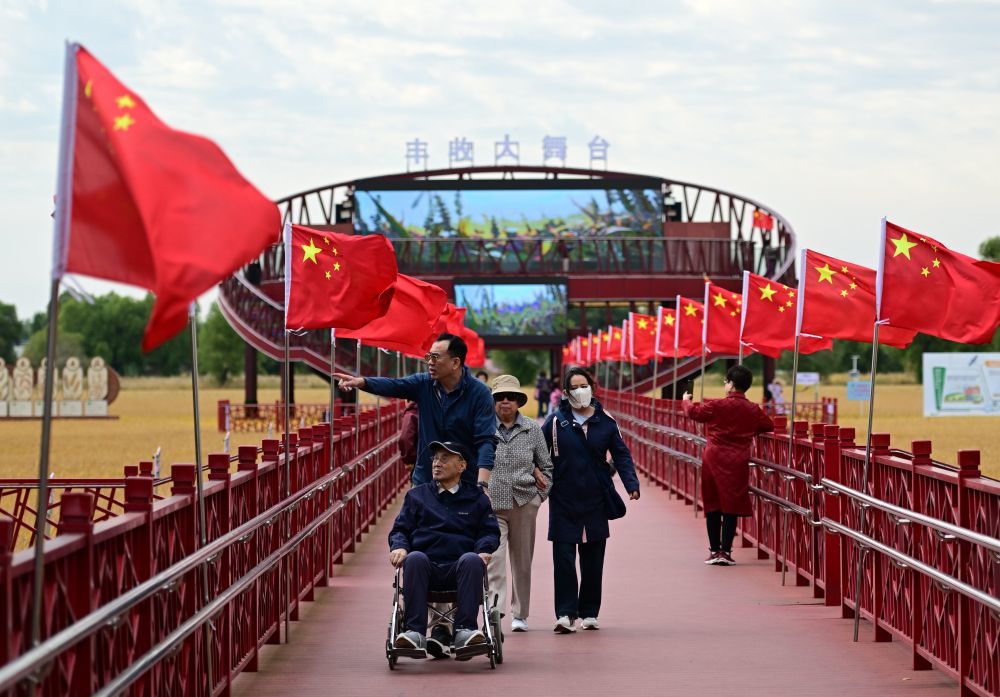 10月1日，人们在北大荒集团黑龙江闫家岗农场有限公司农业现代化示范区游览。新华社发（钱泊羽 摄）