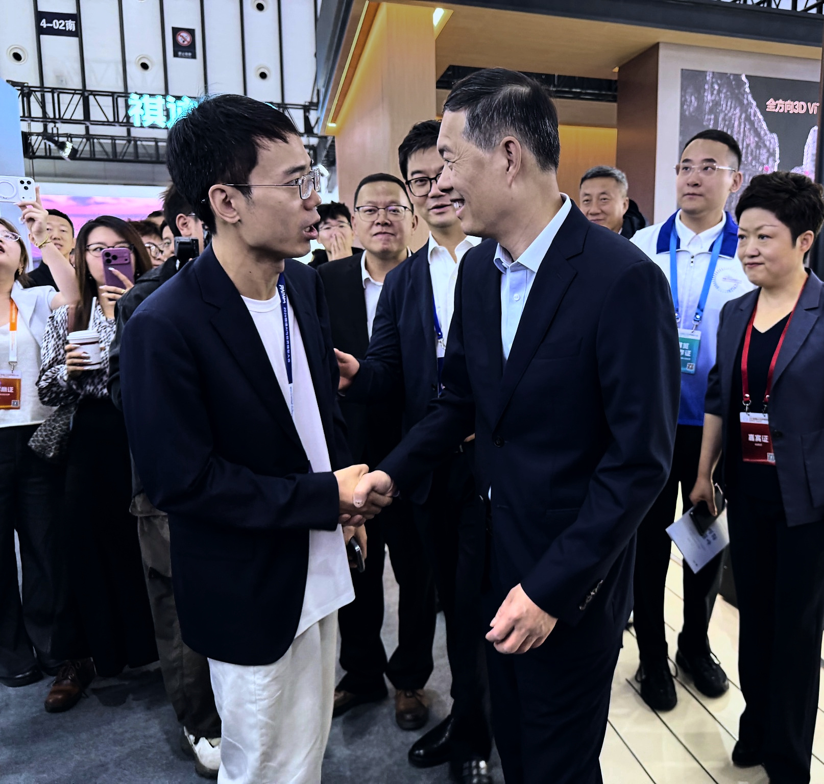 2026南京物理AI与世界模型大会与江苏省省长刘小涛合影2.jpg