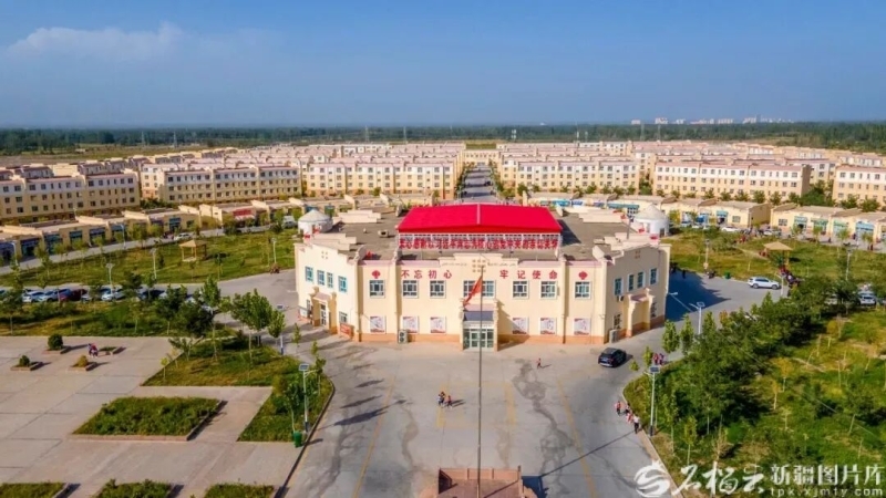 图为阿克陶县易地扶贫搬迁点昆仑佳苑外景。徐安芬摄