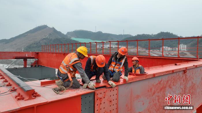图为工人们进行平陆运河金属结构安装作业。平陆运河集团供图