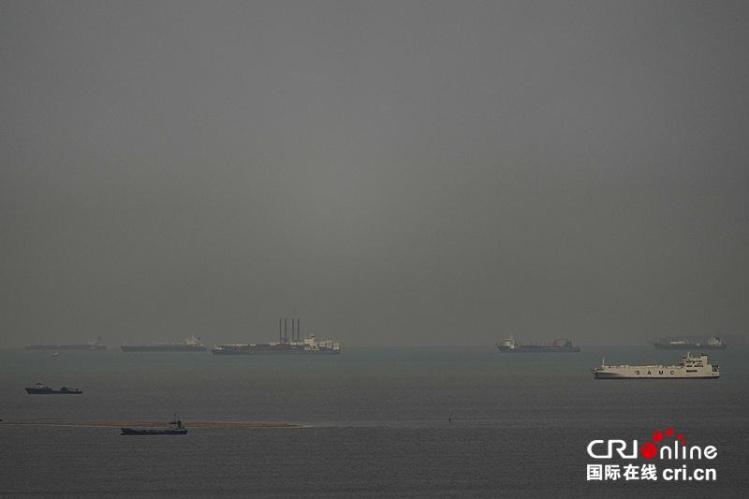 经波斯湾驶向霍尔木兹海峡的货轮。（图片来源：视觉中国）