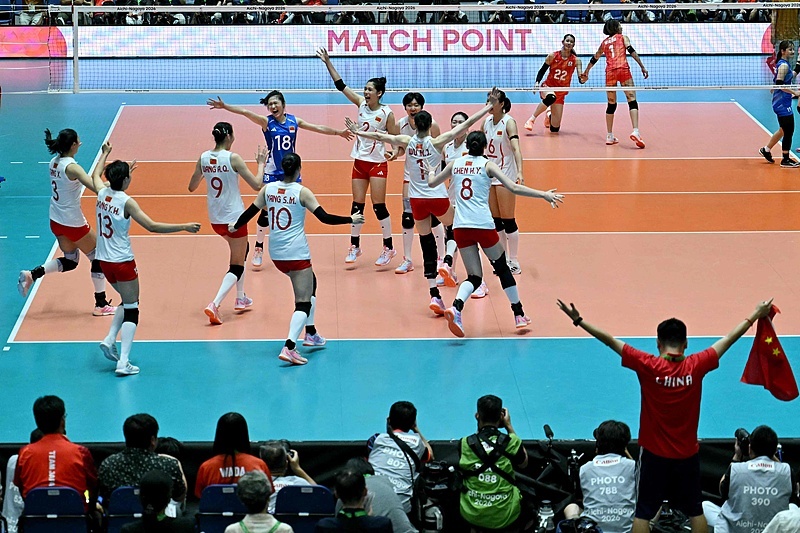 当地时间2026年9月22日,日本爱知县小牧市,2026亚运会女排金牌赛日本对阵中国。中国队在比赛结束后庆祝胜利。