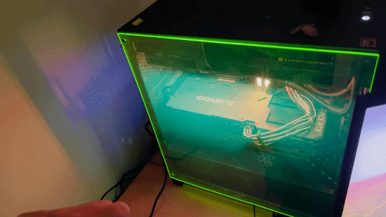 PC玻璃突然炸了!玩家换辐射绿亚克力 效果意外爆火