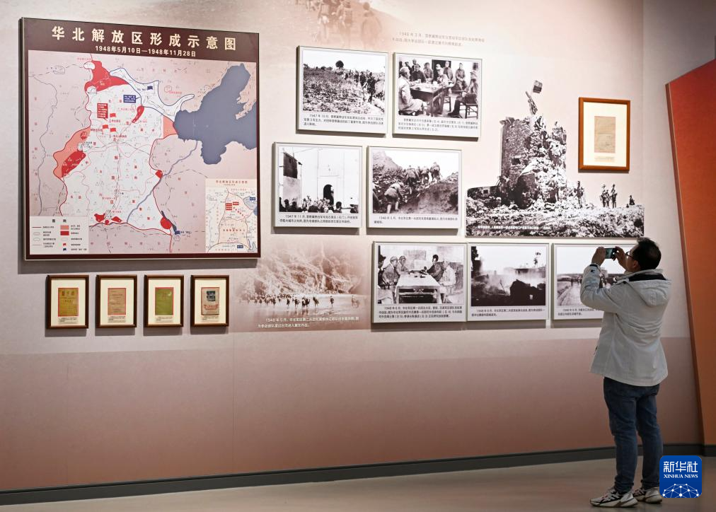 观众在位于天津的平津战役纪念馆参观(2025年3月27日摄)。新华社记者 李然 摄