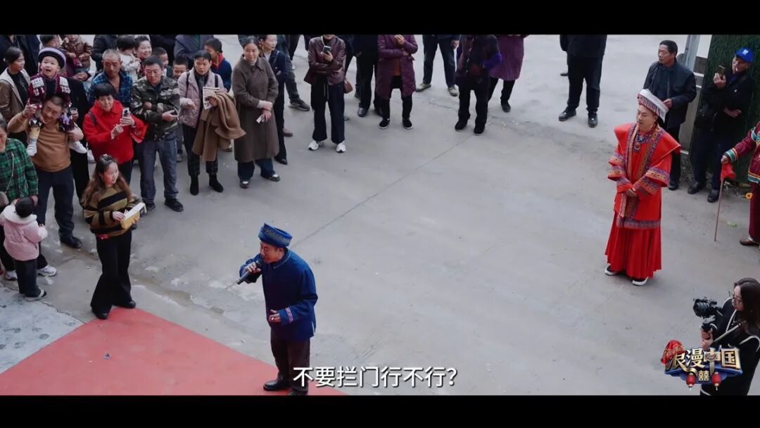拦门礼上女方总管与迎亲队伍对歌