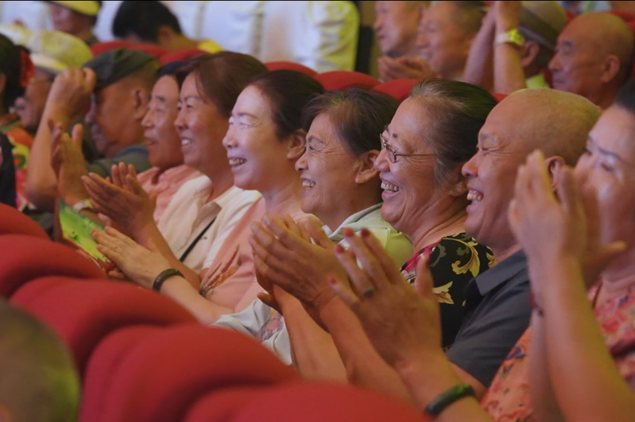 河南戏曲名家携经典唱段走进十二师开展公益演出，图为演出现场。赵林洁 摄 (2).png
