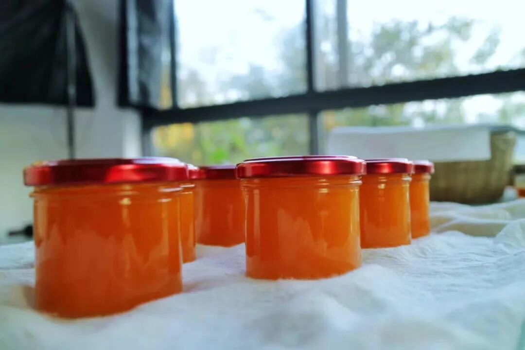 上图为收获的百香果,下图为用脐橙做的果酱 | 受访者供图