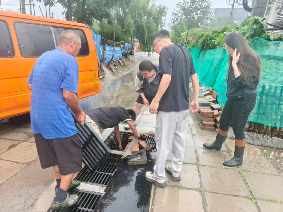 体育场南路社区 清理雨水箅子