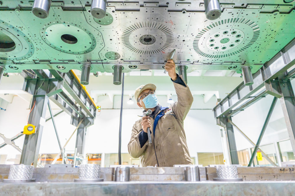 2025年12月15日，在位于江苏省南通市通州区兴仁镇的江苏富松模具科技有限公司车间内，工人赶制模具产品订单。新华社发（翟慧勇摄）