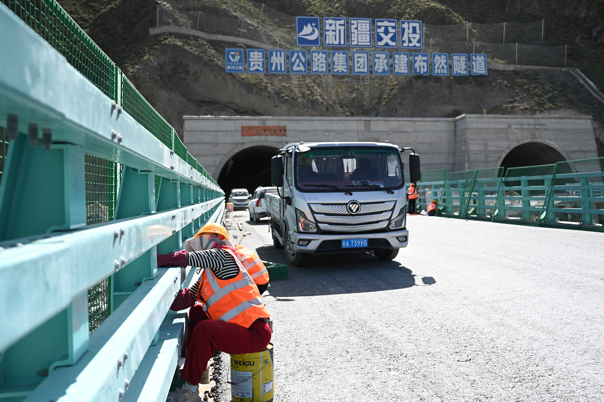 那巴十标项目进入收尾阶段,施工人员正加紧进行护栏安装