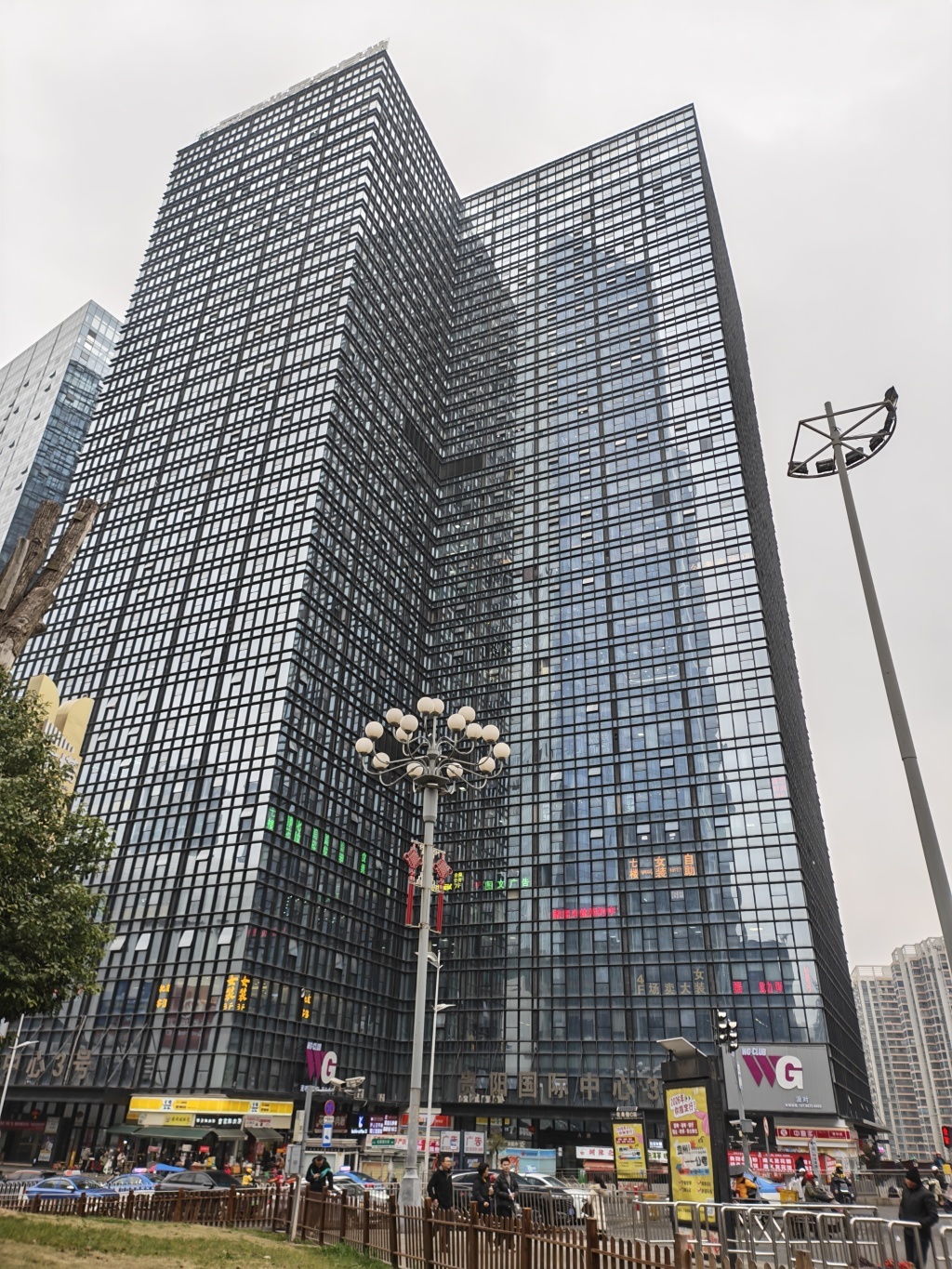 贵州华民酒业有限公司的注册地址位于贵阳市一栋写字楼,但该公司实际上并不在此办公。