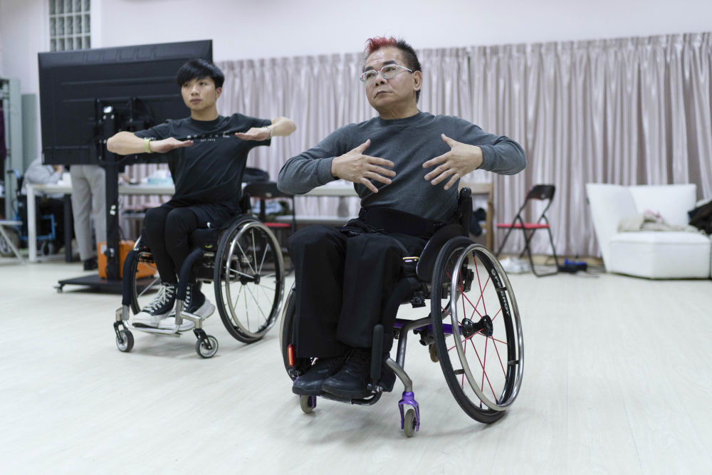 1月14日，65岁的轮椅舞蹈运动员黄和洲（右）进行练习。新华社发（吕小炜 摄）
