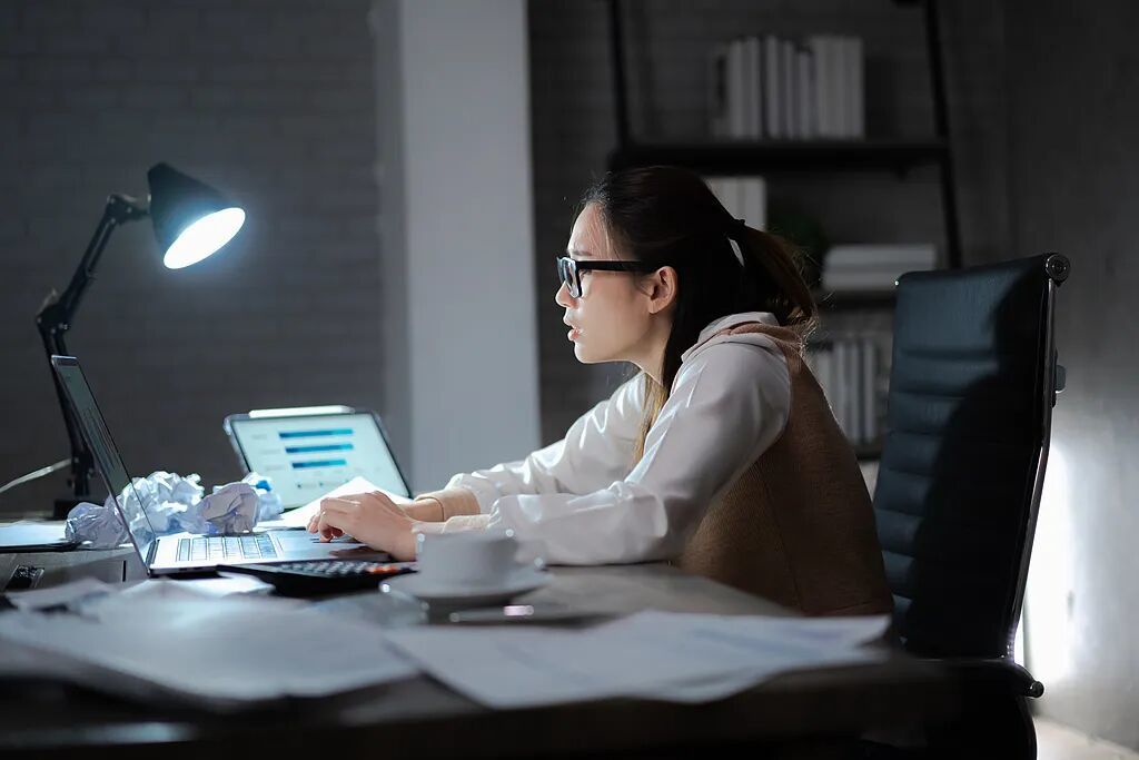 深夜加班的年轻人 图/视觉中国