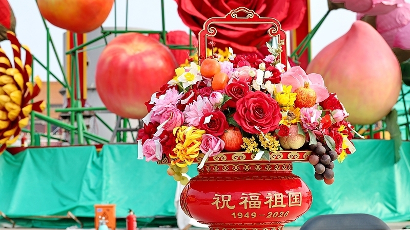 多图直击！天安门广场“祝福祖国”大花篮开始吊装，仿真模型亮相