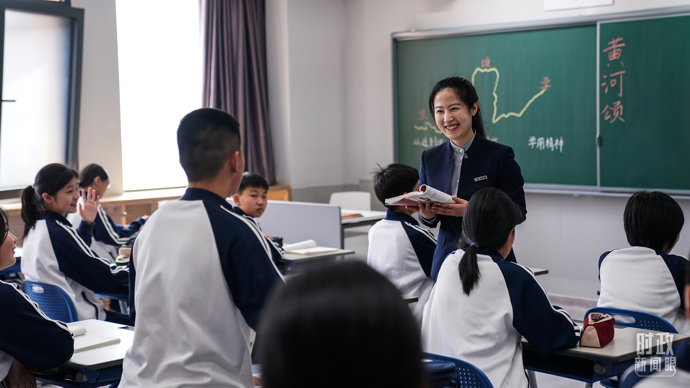 △北京四中雄安校区初一（2）班的语文课堂。（总台记者李晋拍摄）