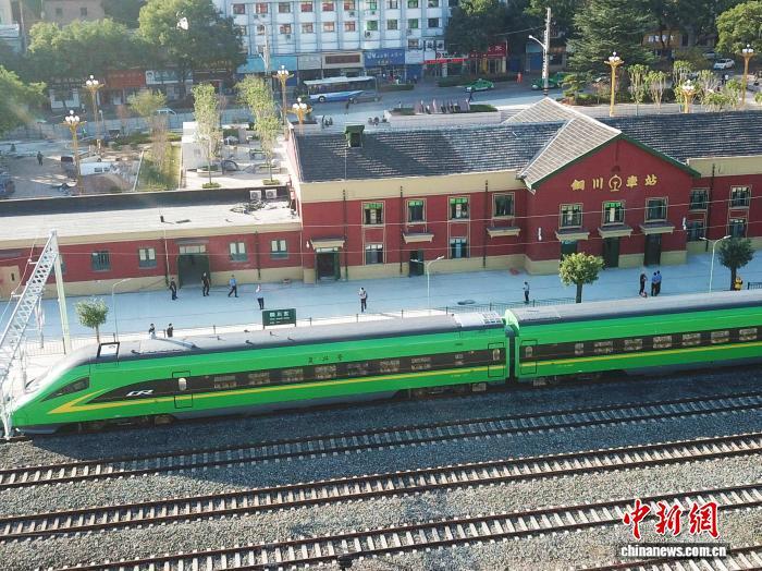 图为绿巨人动车组驶进铜川东站。(资料图)赵宏亮 摄