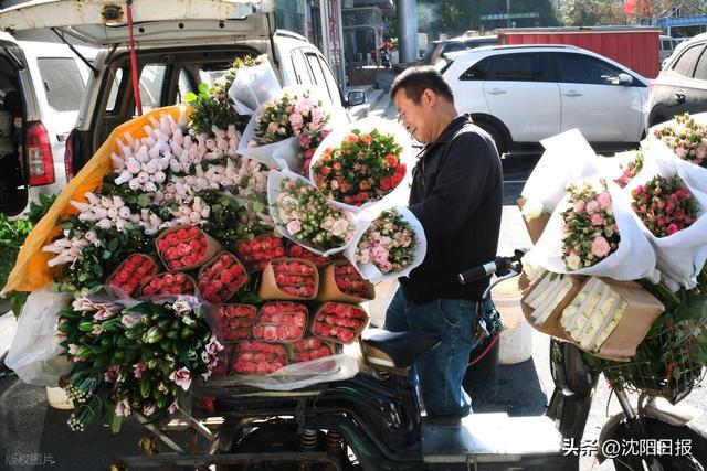 节日来临,沈阳一家花卉市场热闹非凡。