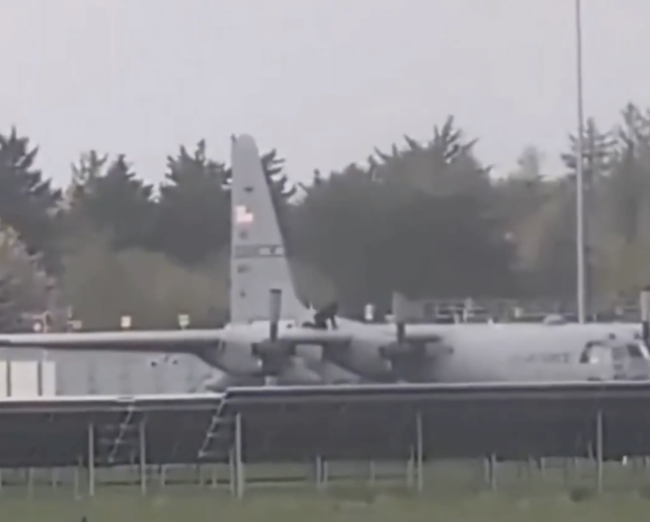 当地时间11日,一男子闯入爱尔兰香农机场并砸坏一架美军运输机。图源:RT视频截图