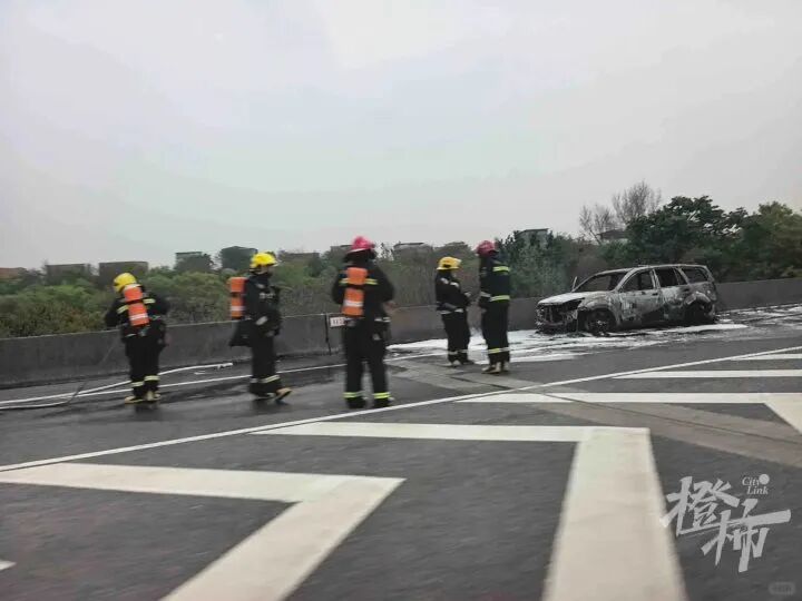 上海高速特斯拉撞护栏起火,理想车主冲上前救出女司机