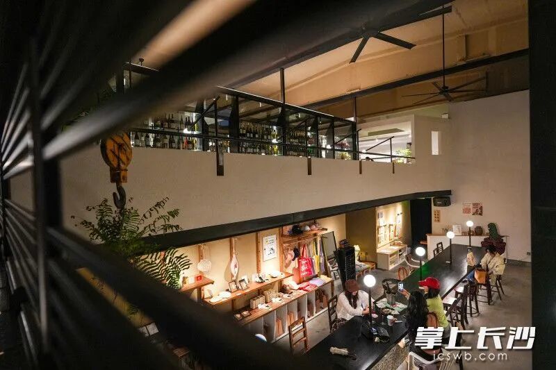 GlouGlou小酒馆内,游客们在微醺夜话。