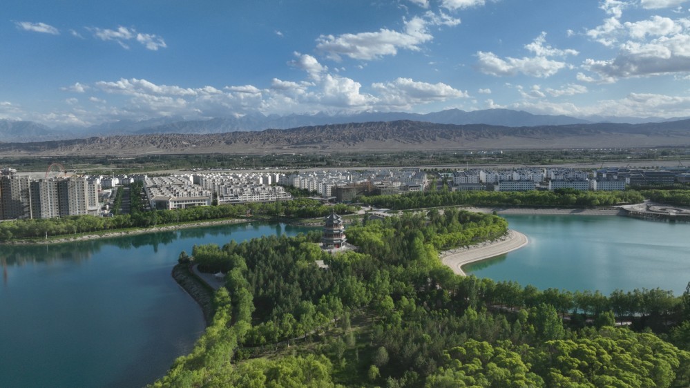 这是2025年6月26日拍摄的嘉峪关市城区景色（无人机照片）　新华社发（李巍　摄）