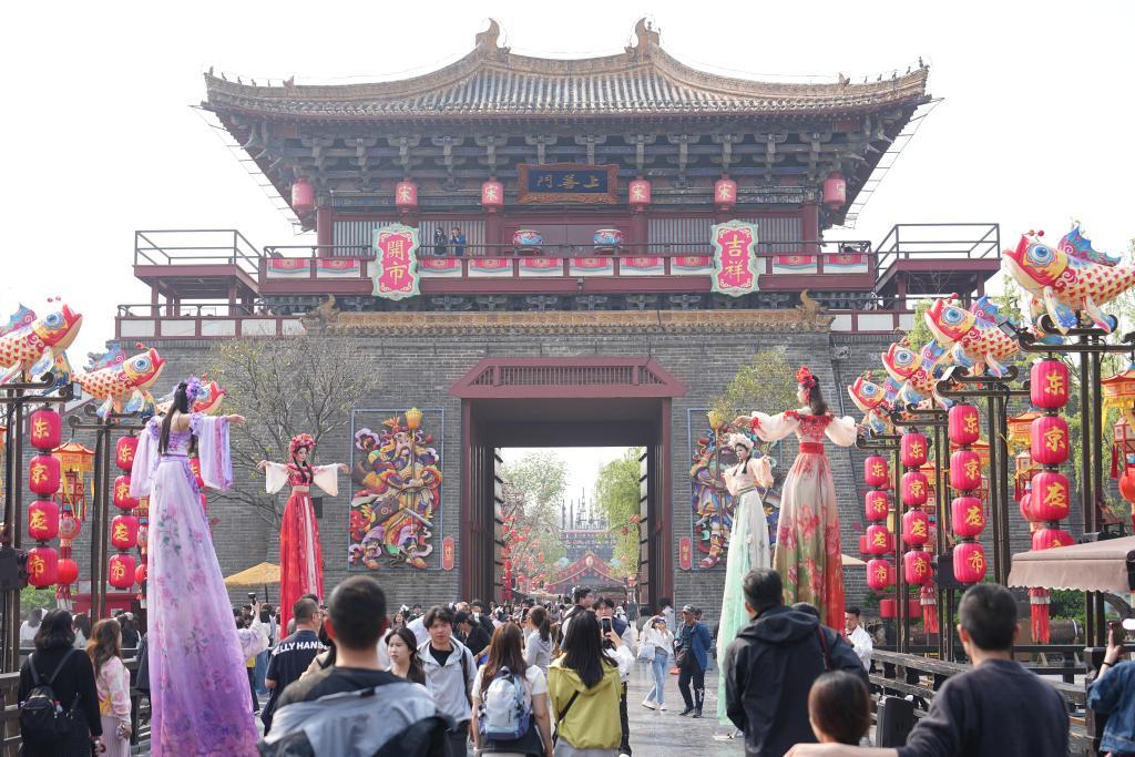 这是开封清明上河园景区“上善门”前的踩高跷表演。(王正一 摄)
