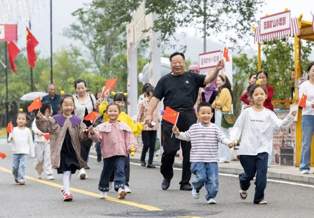 10月1日,市民在湖北省黄石市铁山区流浪矿山旅游区游玩休闲。新华社发(周巍摄)