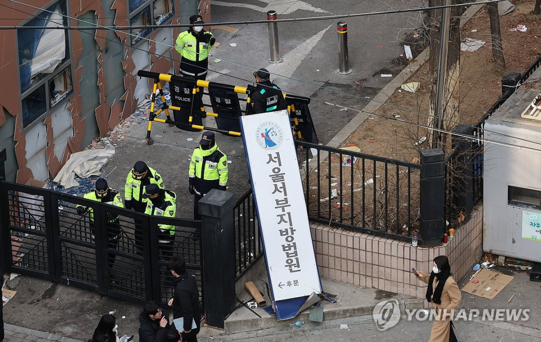 ◆2025年1月19日,尹锡悦的支持者打砸首尔西部地方法院。(来源:韩联社)