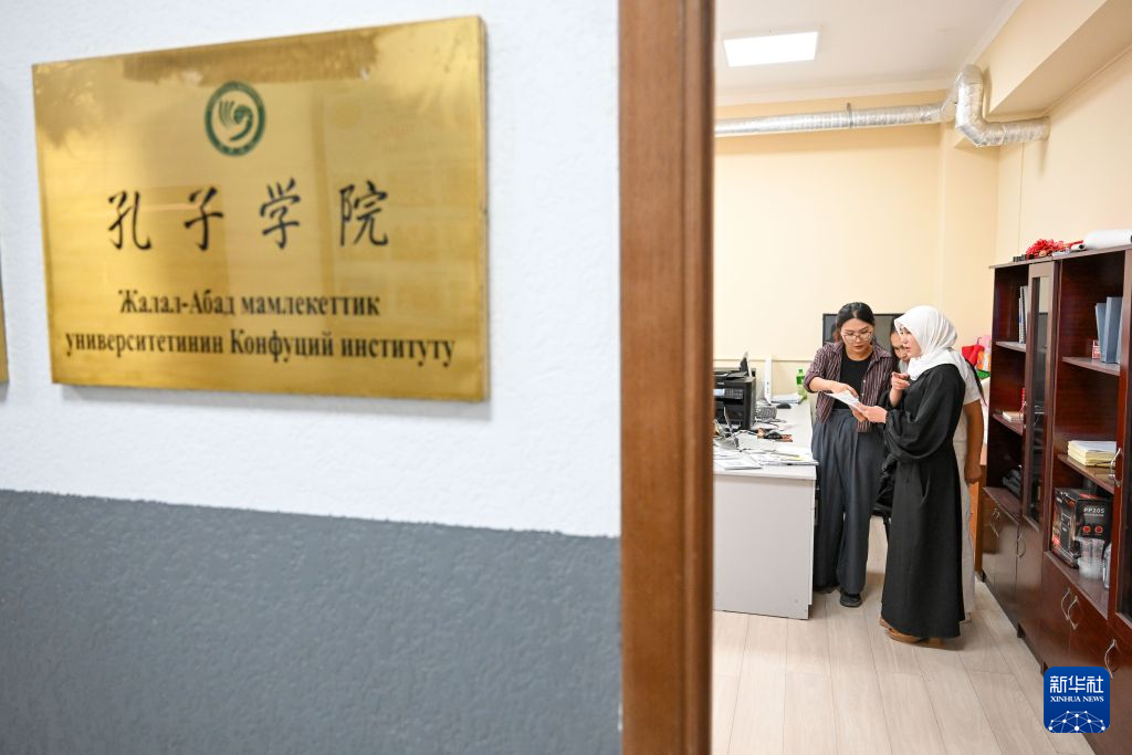 9月23日,在吉尔吉斯斯坦贾拉拉巴德国立大学孔子学院,老师在课间辅导学生。新华社记者 丁磊 摄