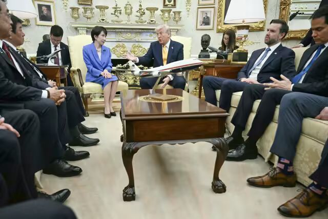 好意思国总统唐纳德&middot;特朗普周四在白宫卵形办公室会见日本首相高市早苗。