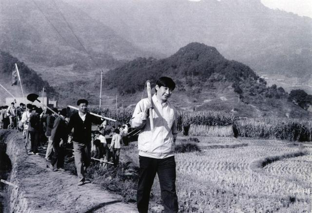 ��1989�꣬ϰ��ƽͬ־�����ֱ���ظɲ��μ������Ͷ���