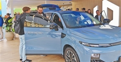 斯特兰蒂斯与零跑汽车合作成立的零跑国际在欧洲市场上表现亮眼。图为零跑国际参加2025年慕尼黑车展。　　本报记者 刘仲华摄