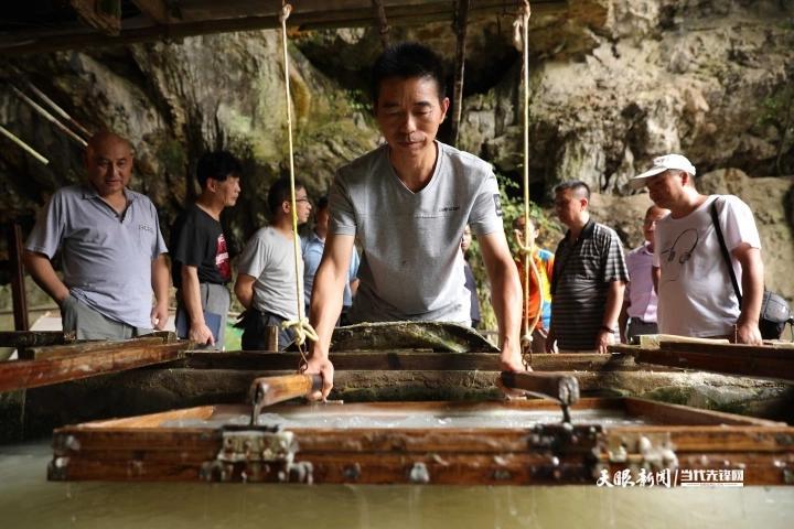 贵州省黔东南苗族侗族自治州丹寨县南皋乡石桥村,国家级非遗传承人王兴武在洞中作坊抄纸。。 (2).JPG